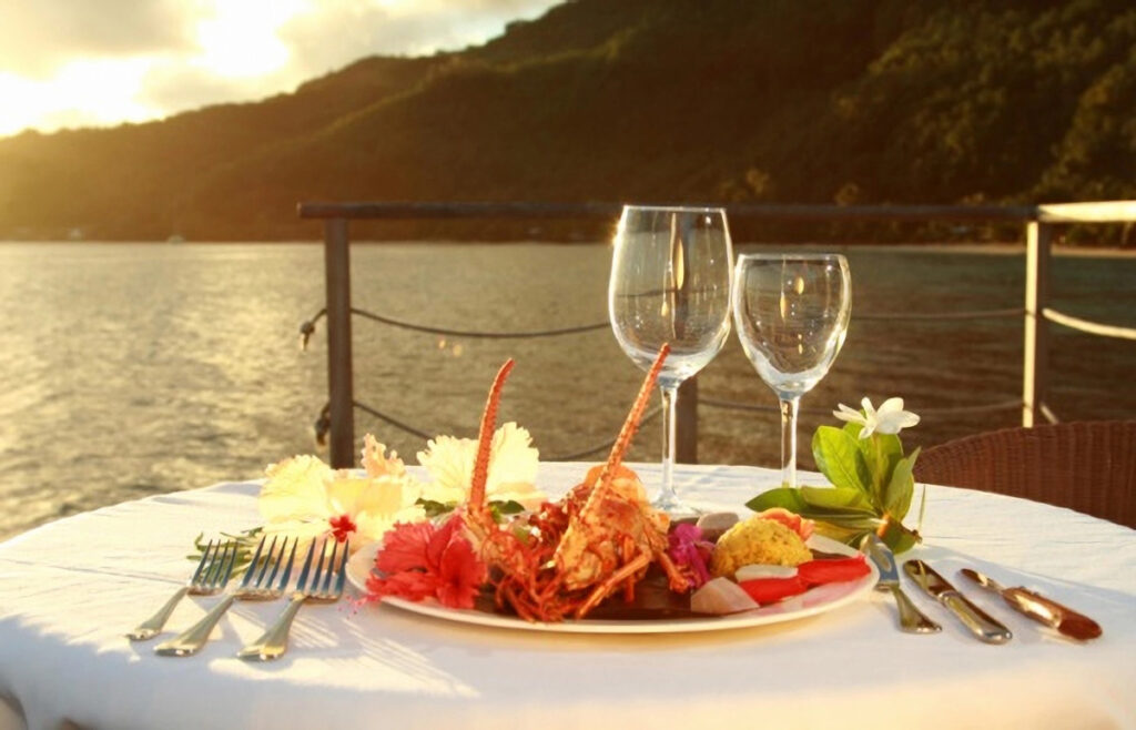 Un plat raffiné de langouste au restaurant Le Mahana à Huahine, face au lagon et à la montagne