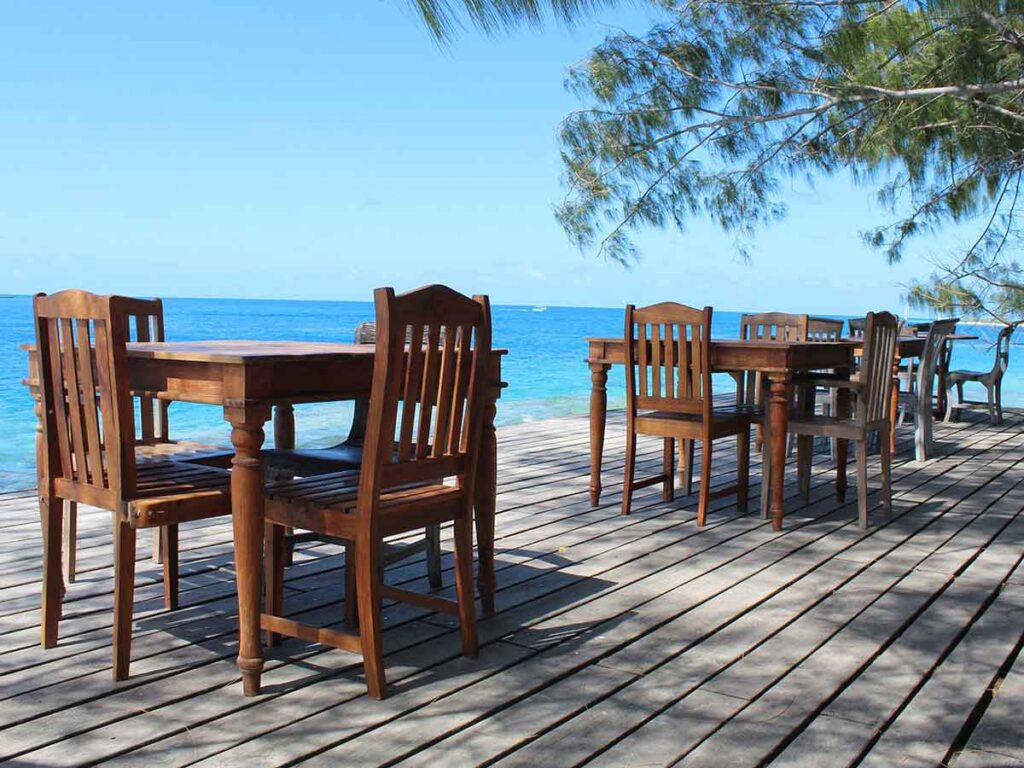 Terrasse du restaurant Le Relais de Joséphine à Rangiroa avec vue imprenable sur la passe de Tiputa.