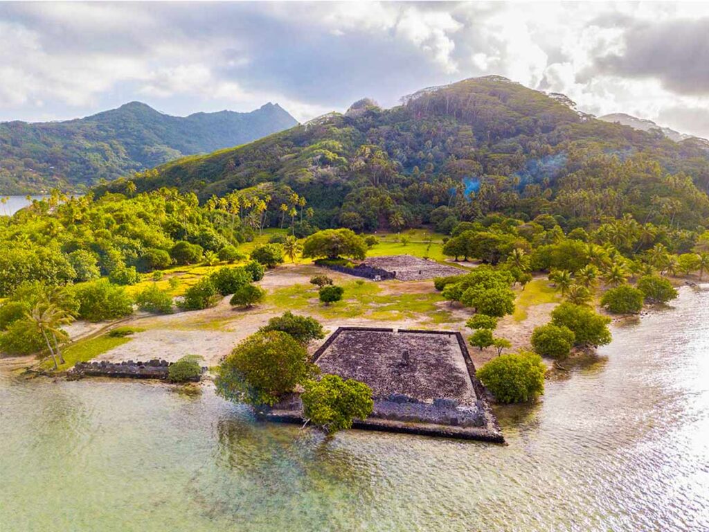 Vue du Marae Taputapuātea, site sacré classé à l’UNESCO à Raiatea, Polynésie française.