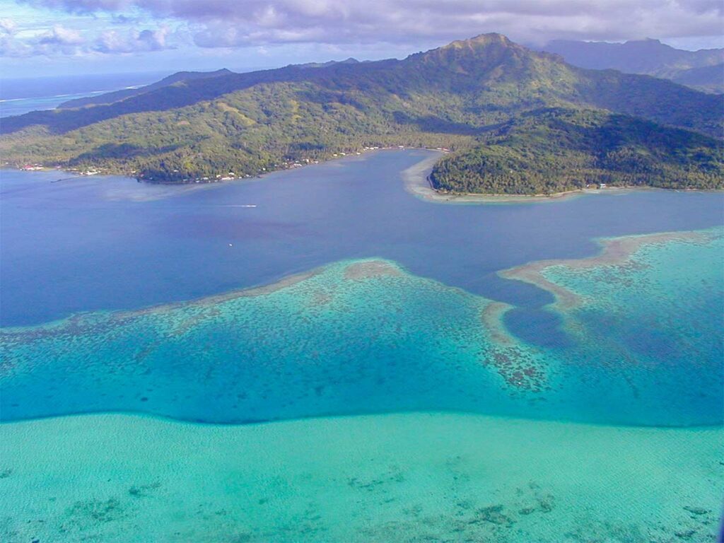 Paysage de Tahaa avec une vue panoramique sur le mont Ohiri, entouré de végétation tropicale et du lagon turquoise.