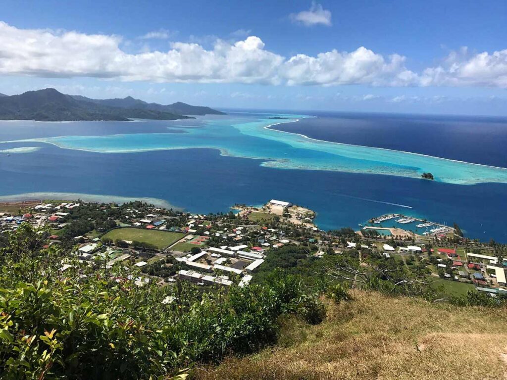 Vue imprenable sur le lagon turquoise de Raiatea et ses îles voisines depuis le sommet du mont Tapioi.