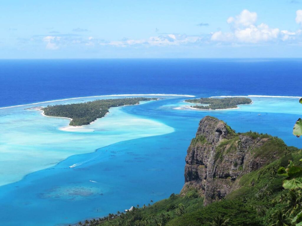 Paysage vu depuis le mont Teurafaatiu à Maupiti, avec vue sur le lagon turquoise et les motu environnants.
