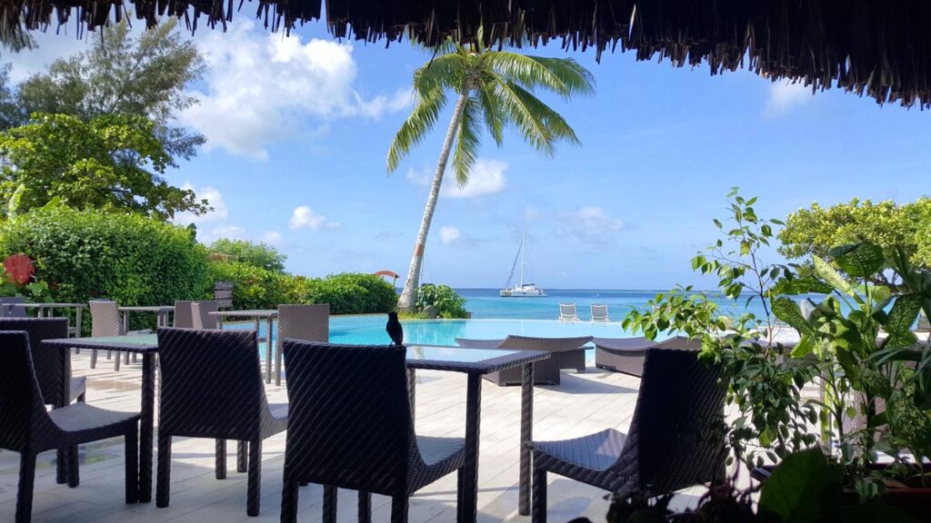 La très belle terrasse avec vue sur le lagon du restaurant Omai à Huahine