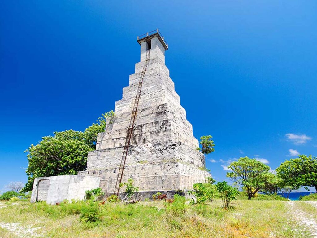 Phare de Rotoava à Fakarava, emblème maritime situé sur l'atoll, offrant une vue panoramique sur l'océan Pacifique.