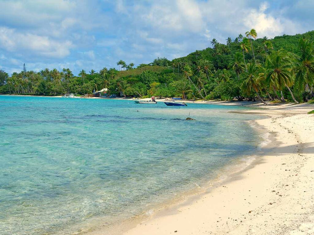 Vue sur la plage de Matira à Bora Bora, près du Snack Matira, avec sable blanc et eau turquoise.