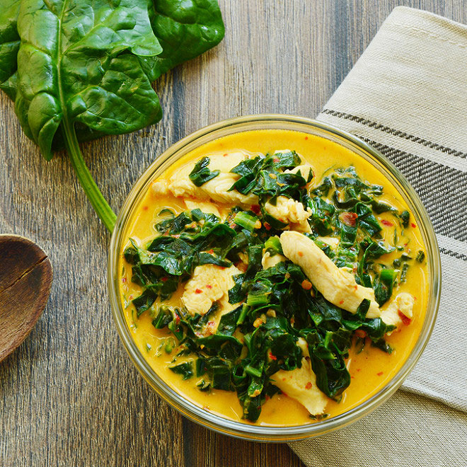 Poulet fafa : un délice polynésien où le poulet fond dans une sauce crémeuse aux feuilles de taro, riche en goût et en tradition.