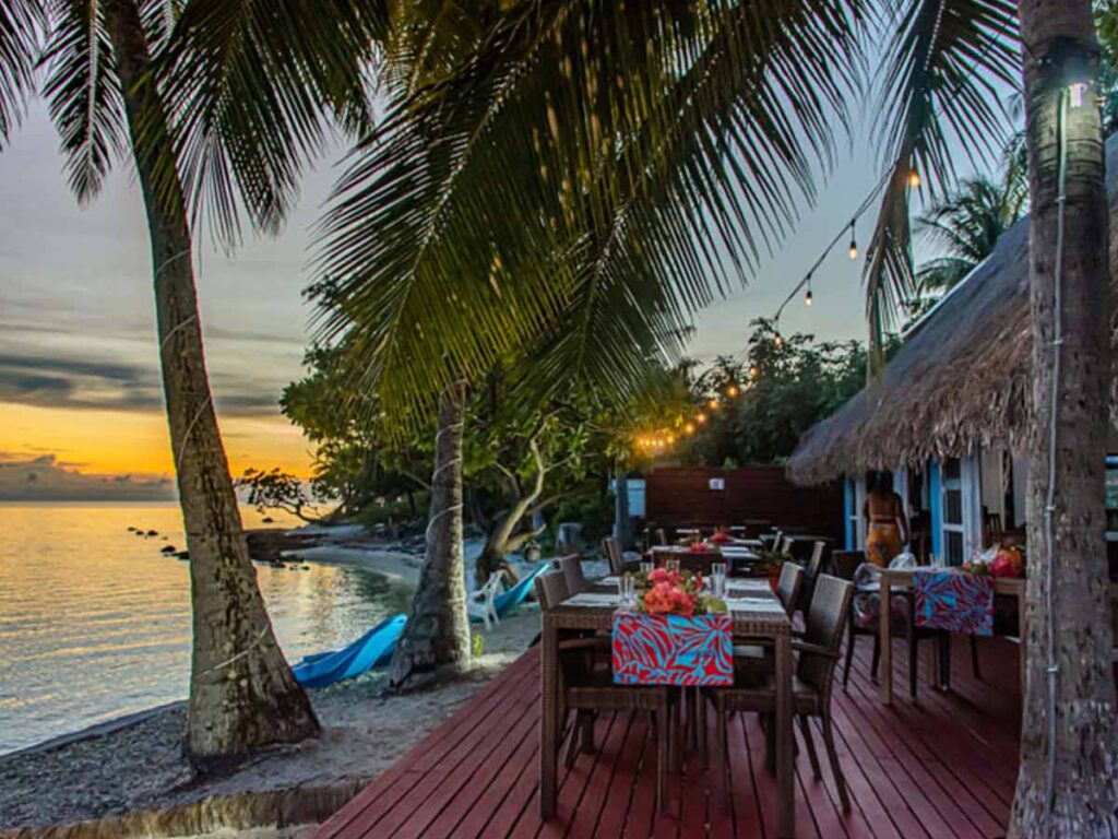 Terrasse du restaurant Raira Lagon à Rangiroa, située en bord de lagon avec vue sur les eaux turquoise.