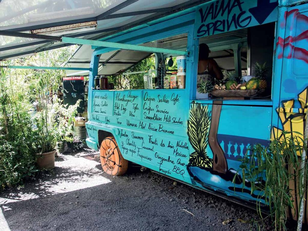 Roulotte O Tumu Mape à Taravao, entourée de végétation luxuriante.