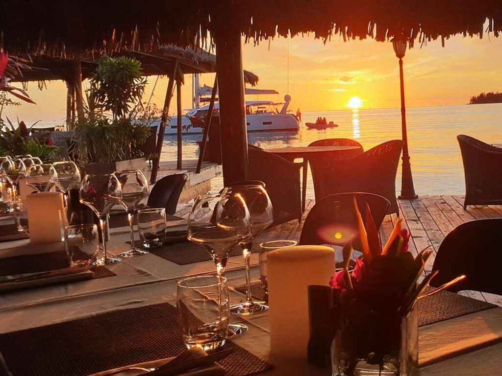 Vue sur la terrasse en bois du Bora Bora Yacht Club, installée sur pilotis au-dessus du lagon de Bora Bora.