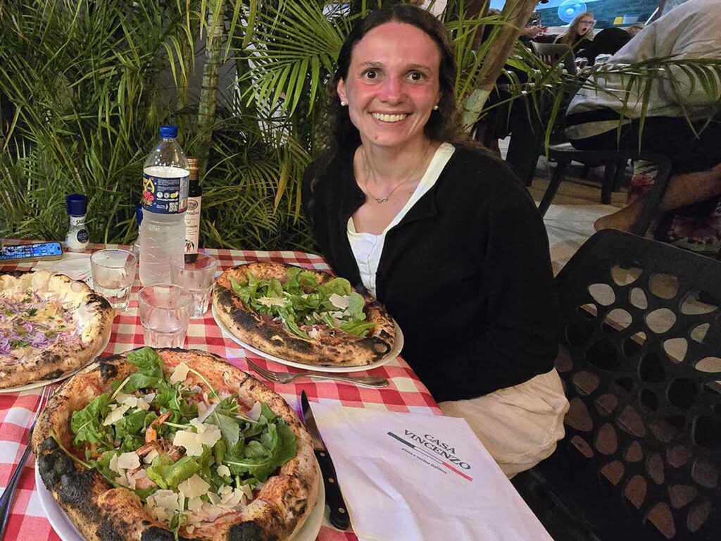 Repas au restaurant Casa Vincenzo à Moorea, spécialités italiennes maison dans un cadre accueillant.