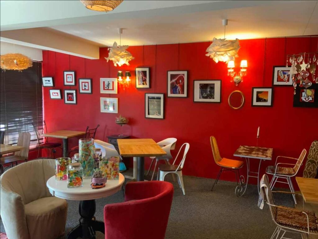 Intérieur du restaurant La Petite Bohème à Tahiti, décoré dans un style coloré et accueillant.