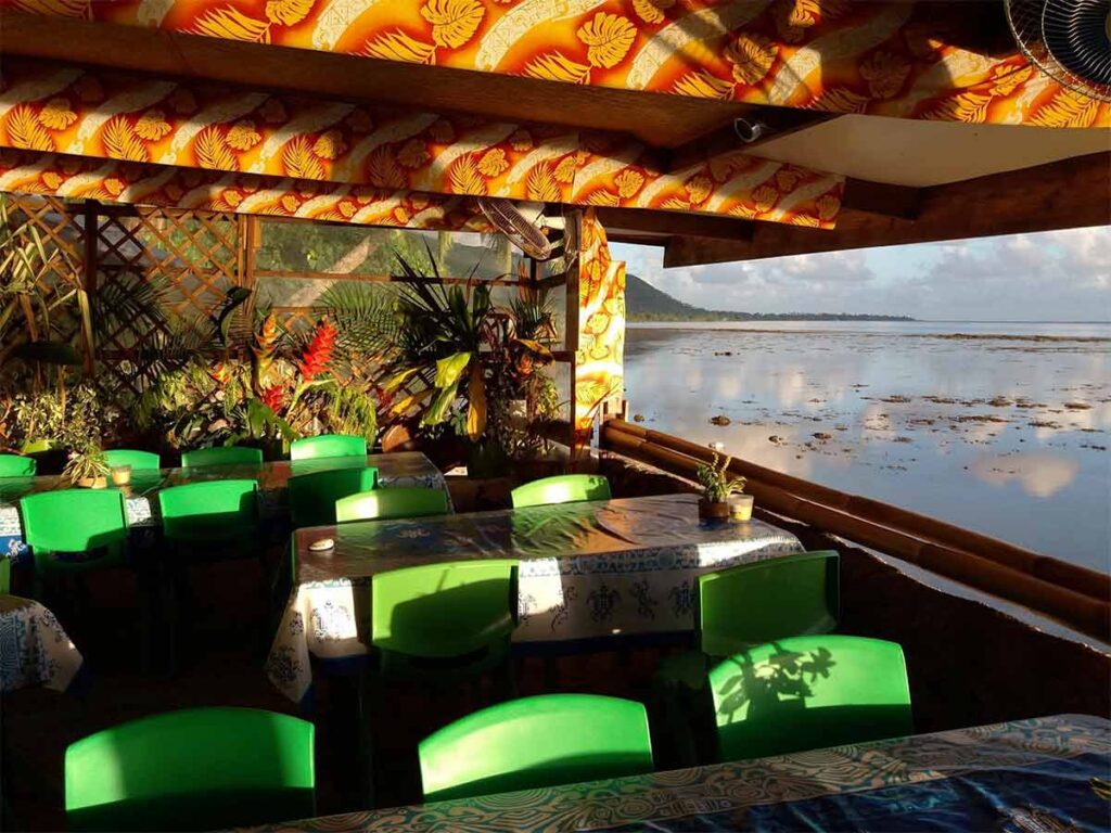 Restaurant La Plage de Maui à Tahiti, cadre idyllique en bord de lagon pour un repas polynésien.