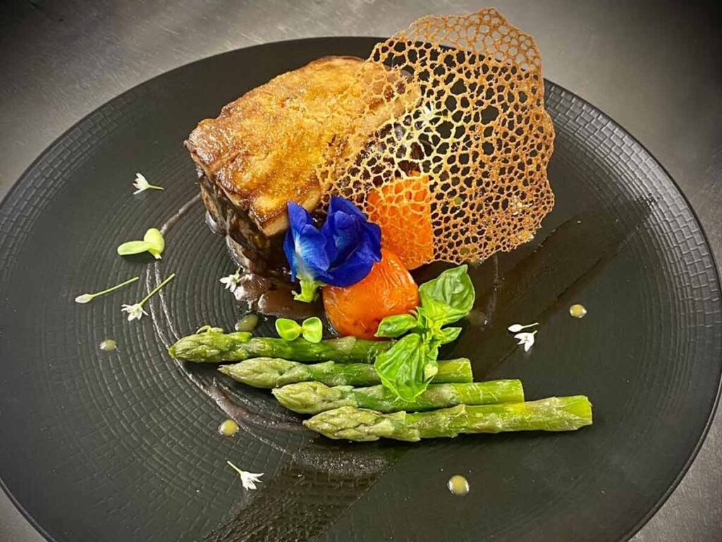 Pause gourmande au restaurant Le Grillardin à Tahiti.