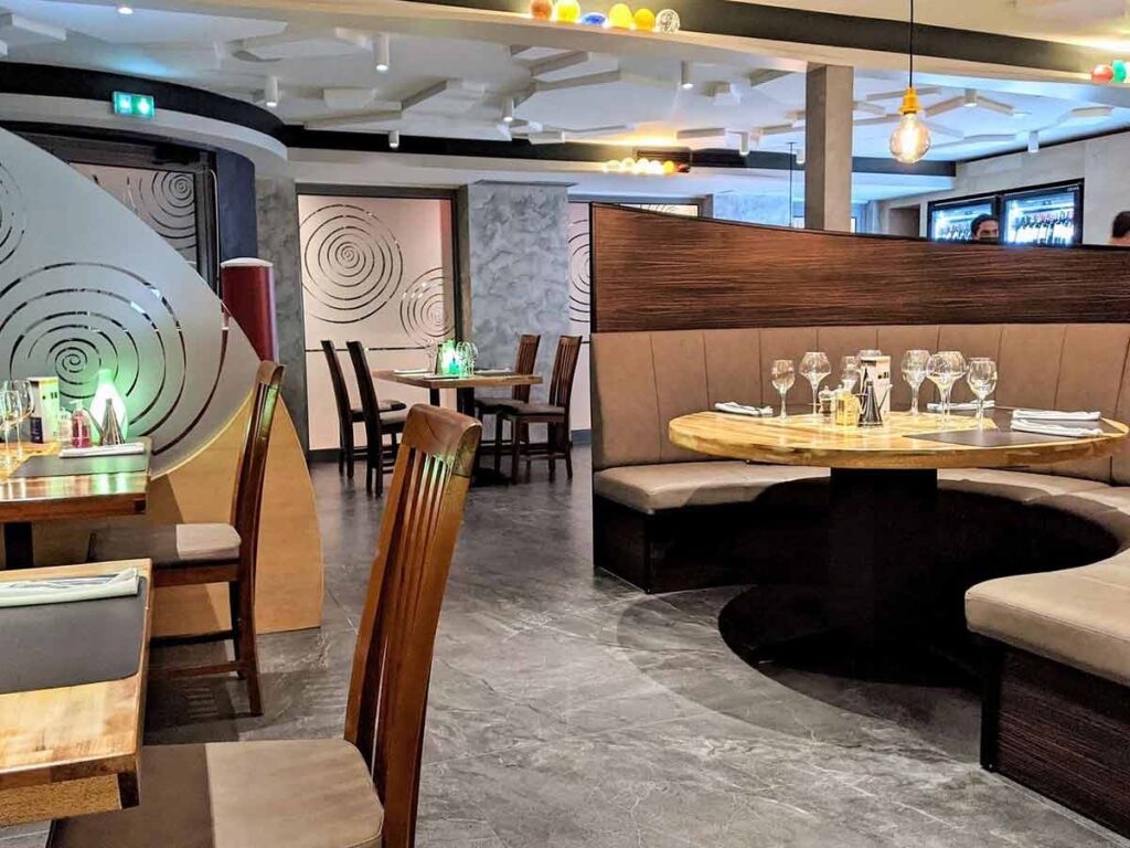 Salle du restaurant L’O à la Bouche à Tahiti, réputé pour sa cuisine.