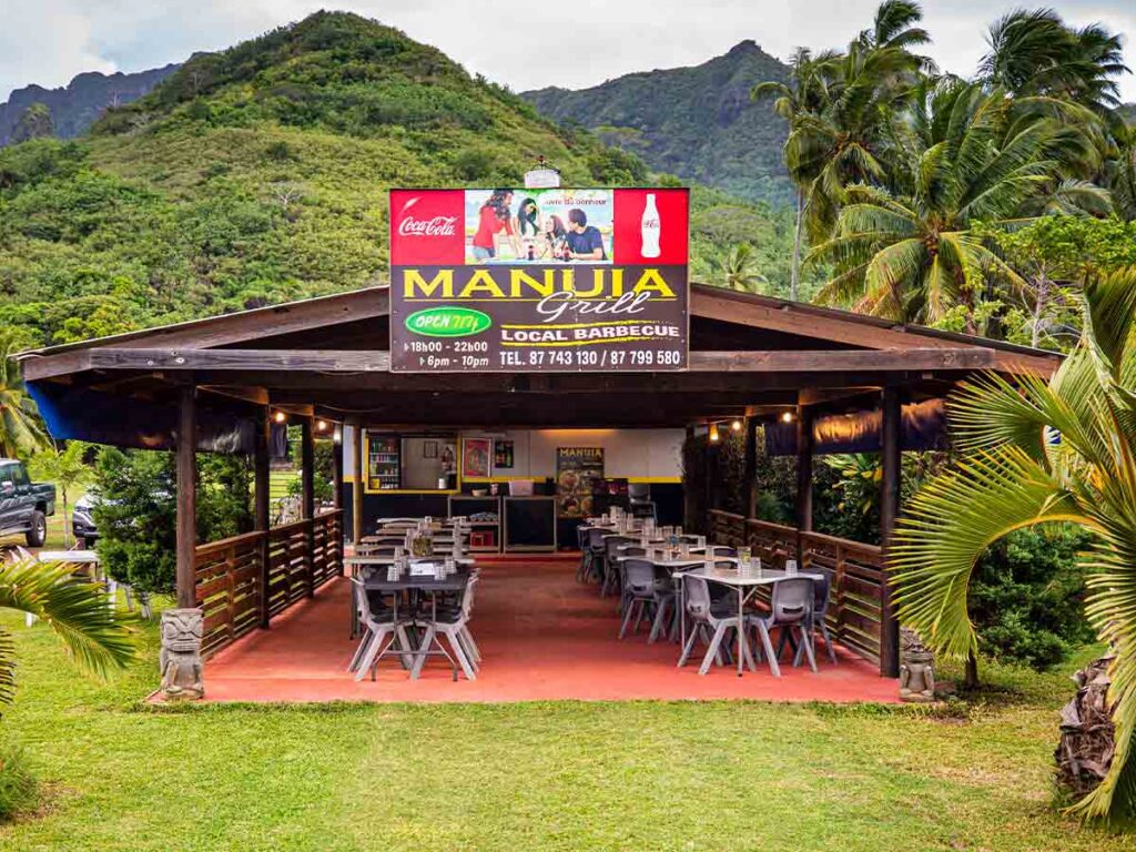 Restaurant Manuia Grill à Moorea, spécialités locales dans une ambiance chaleureuse.