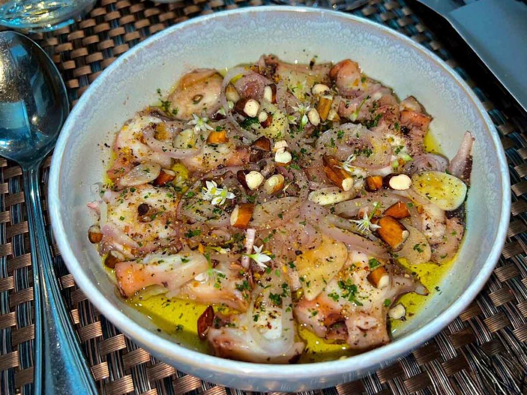 Assiette de spécialités locales dégustée au restaurant Maru Maru à Tahiti.