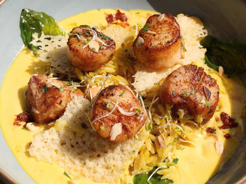 Assiette de Saint-Jacques servie au restaurant Le Pai à Tahiti.