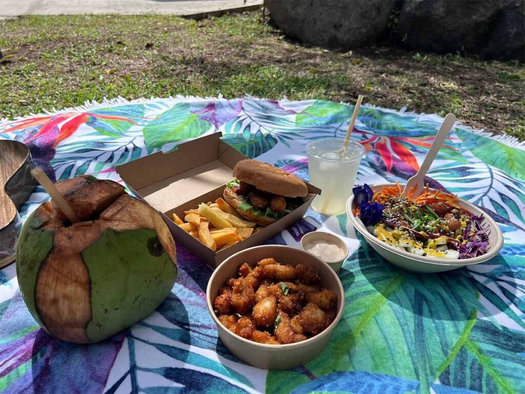 Salade et burger dégustés à la roulotte Tano Mata’i à Tahiti.