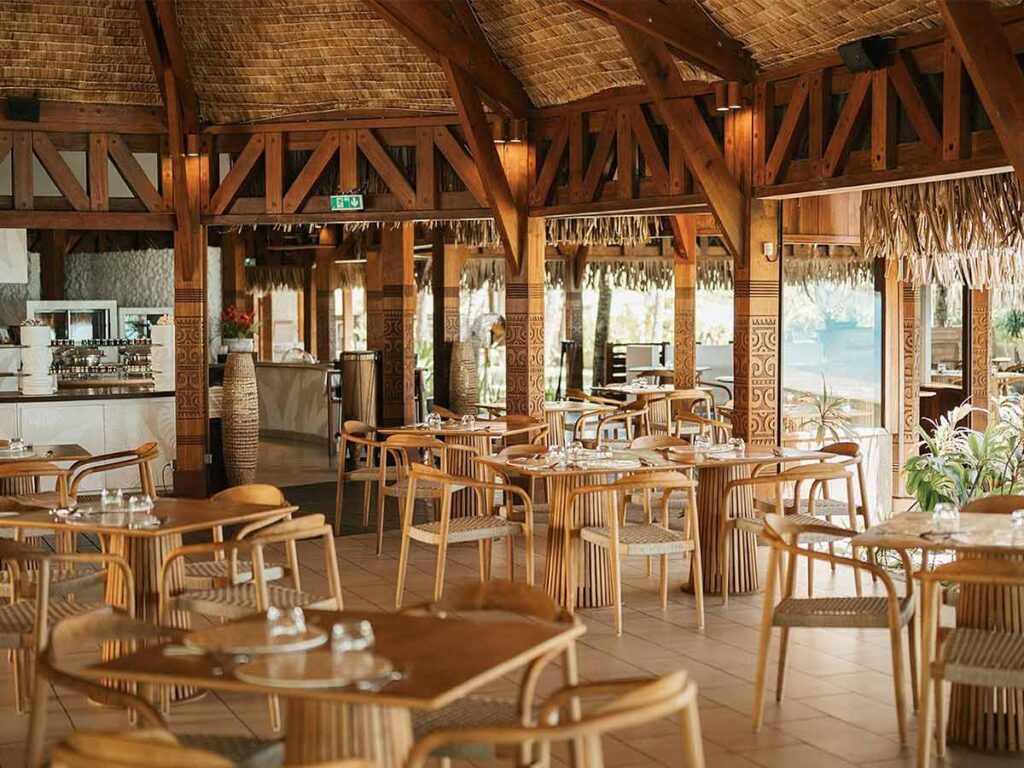 Intérieur raffiné du Te Pahu Restaurant - Aparima Bar à Bora Bora, avec une décoration soignée et vue sur le lagon.