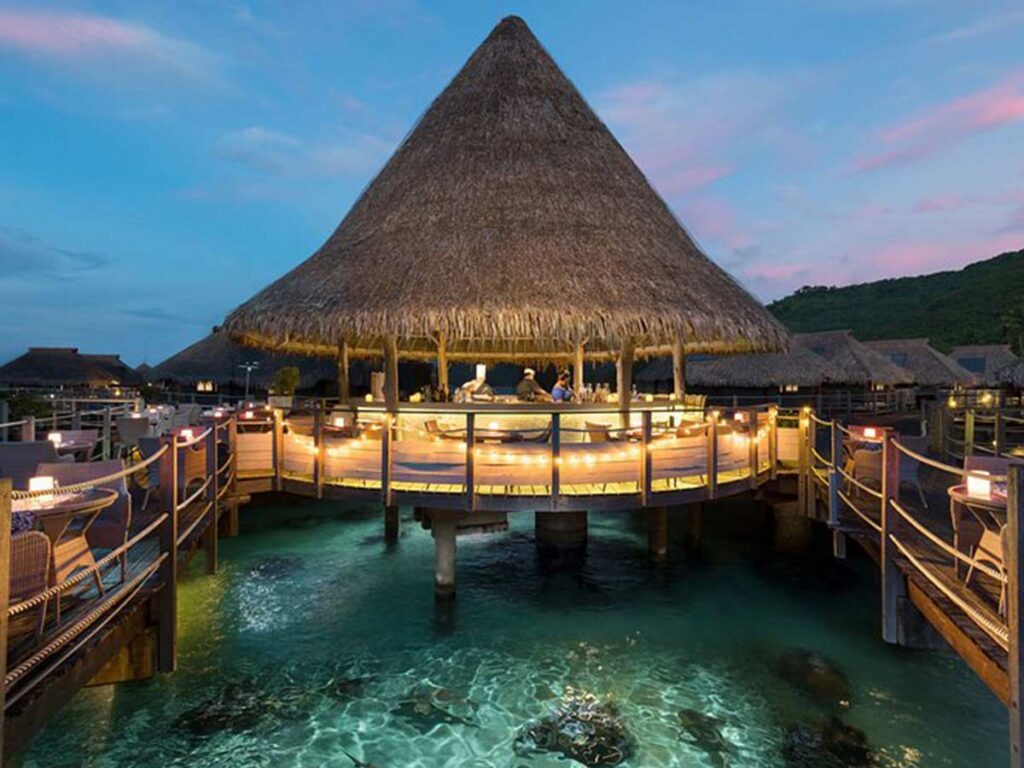 Restaurant Toatea Crêperie à Moorea, dîner sur pilotis face au lagon.