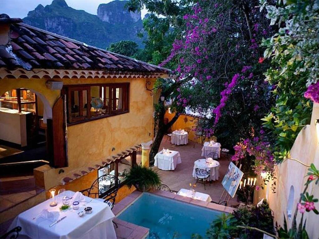 Terrasse discrète du restaurant gastronomique Villa Mahana à Bora Bora, avec quelques tables dressées dans une ambiance chaleureuse et feutrée.