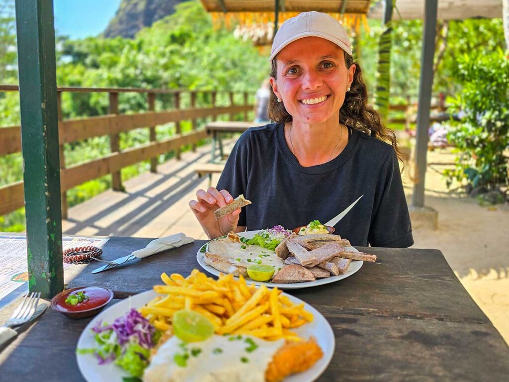 Délicieux repas au Tropical Garden à Moorea, savourant des spécialités polynésiennes avec une vue imprenable sur le lagon et la nature environnante.