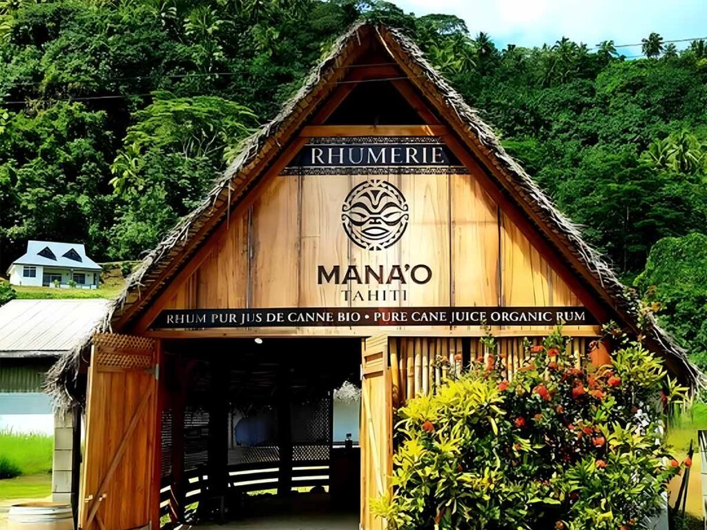 Vue d’une rhumerie artisanale à Taha’a, où le rhum local est élaboré à partir de canne à sucre cultivée sur l’île.