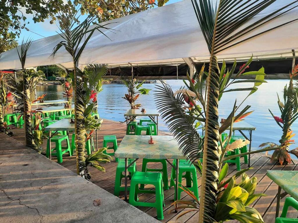 La terrasse en bord de lagon de la roulotte Snack Tamaa Maitai à Huahine