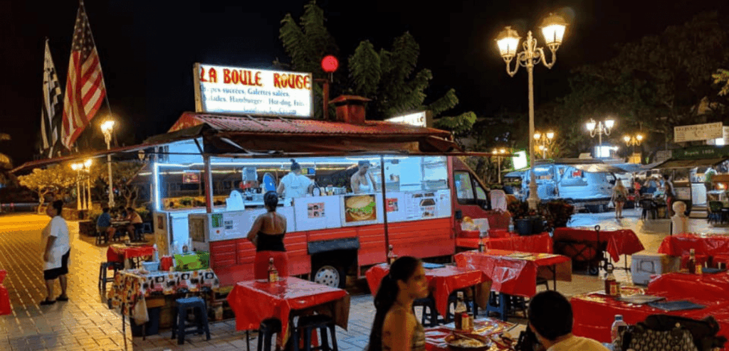 Roulotte polynésienne à Papeete : dégustez des plats locaux savoureux dans une ambiance conviviale et authentique.