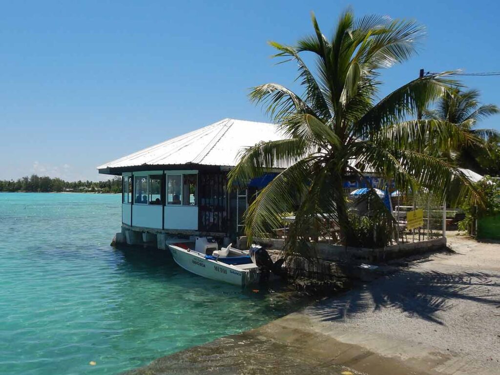 Vue extérieure du Snack Chez Puna à Rangiroa, petit restaurant local apprécié pour ses plats polynésiens généreux.