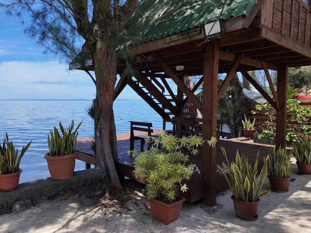 Snack Haonui à Tahiti avec vue sur le lagon, cadre paisible pour savourer une cuisine locale.