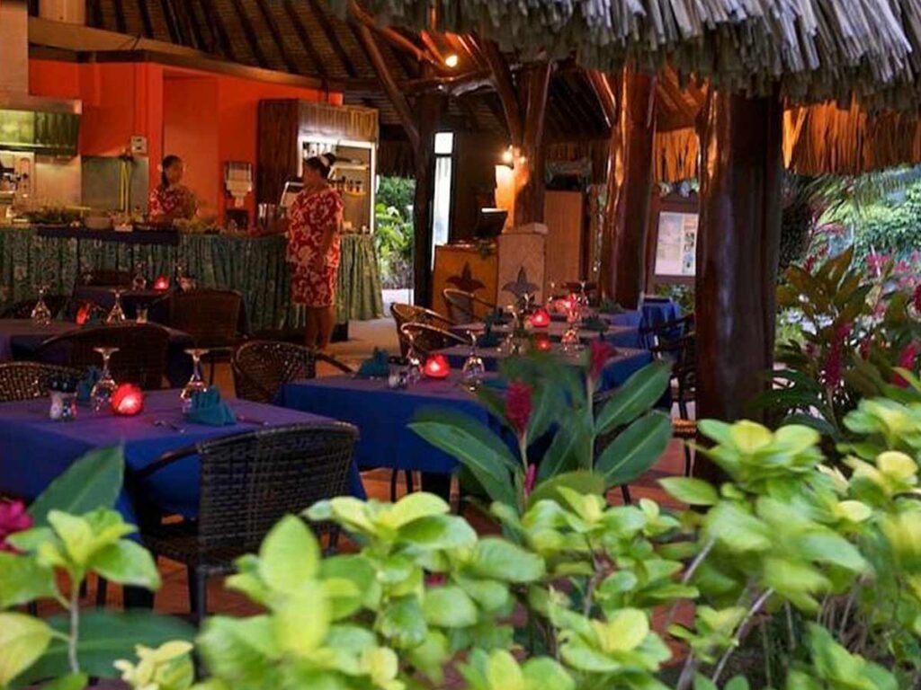 Intérieur du restaurant Tama'a Maitai à Bora Bora avec une décoration polynésienne.