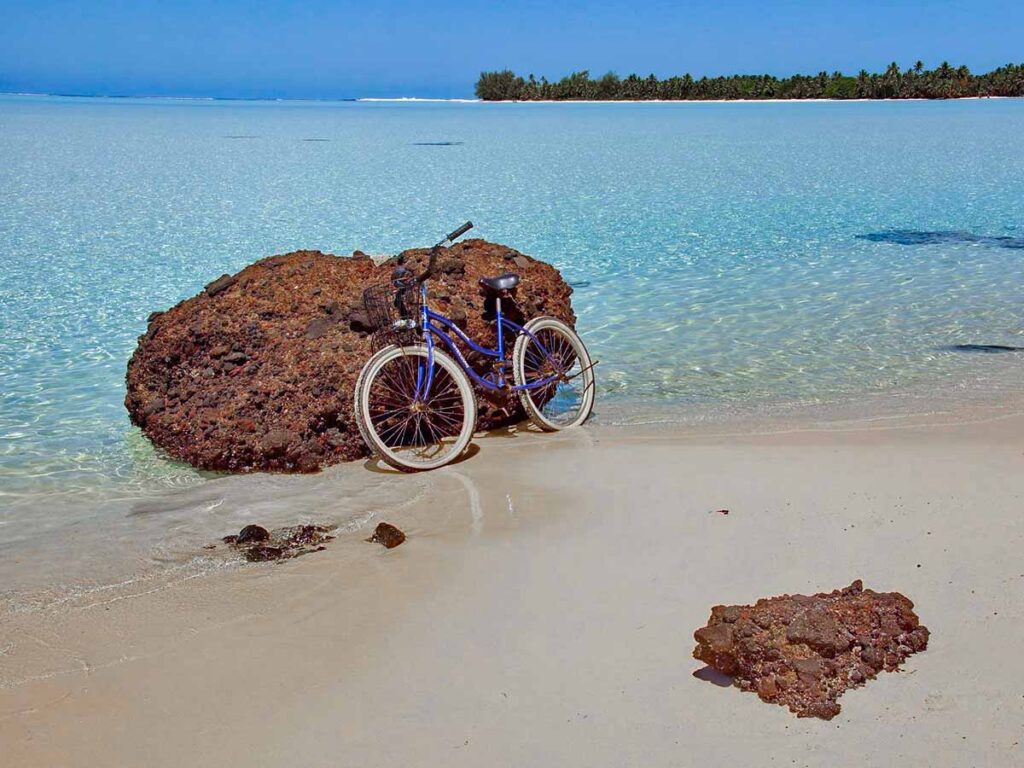 Balade à vélo autour de Maupiti, offrant des vues spectaculaires sur le lagon et les paysages polynésiens.