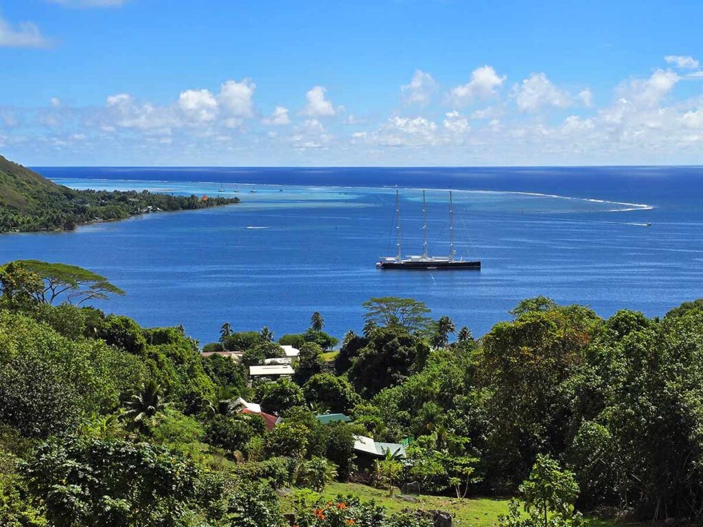 Vue depuis le Tropical Garden à Moorea avec panorama sur la végétation tropicale, les baies et le lagon turquoise.