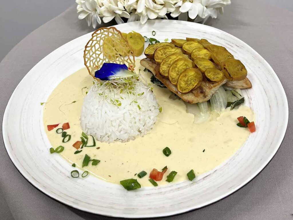 Assiette de dos de mahi-mahi avec accompagnement, au restaurant Atipika'a à Raiatea.