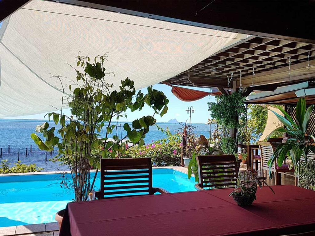 Terrasse du restaurant Fare Vai Nui à Raiatea, avec vue sur le lagon et ambiance tropicale.