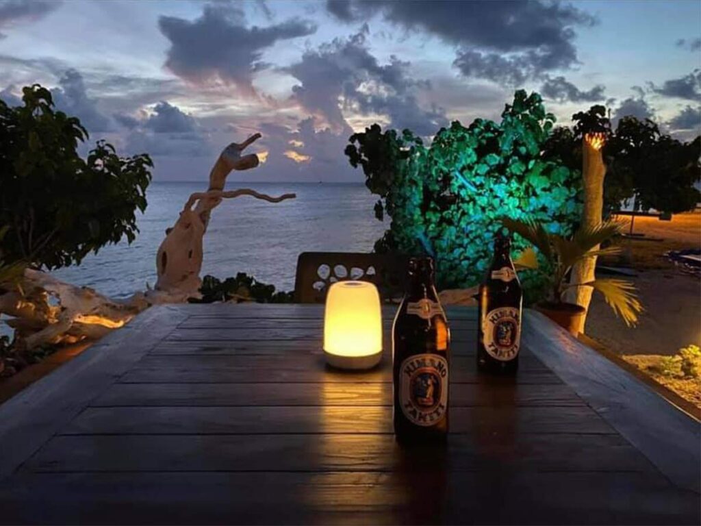 Table dressée face au lagon au Hirinaki Lounge à Fakarava, cadre paisible pour un repas en bord de mer.