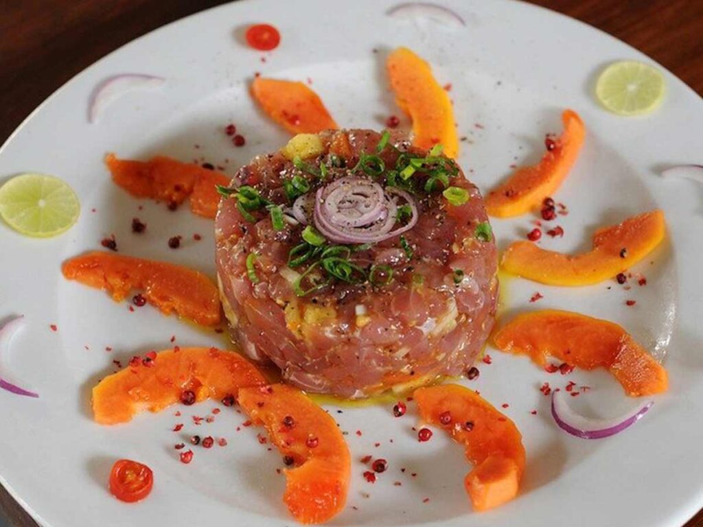Tartare de poisson frais servi au Meko Bar à Fakarava, un délicieux restaurant.