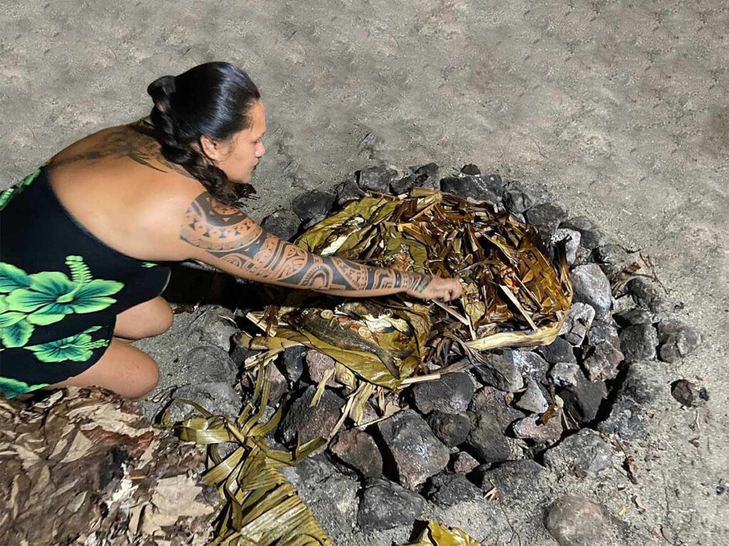 Repas traditionnel cuit dans un four polynésien à Tahaa, une immersion gourmande dans la culture locale