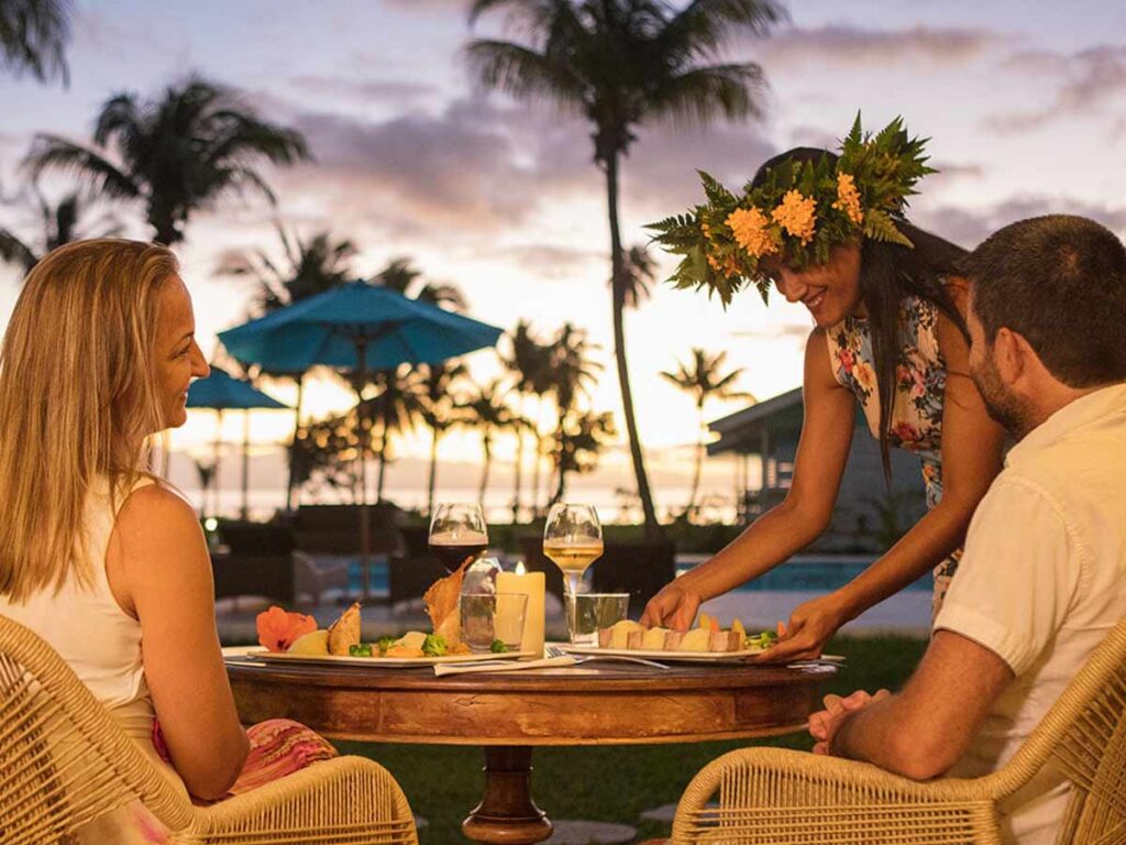 Table élégamment dressée pour un dîner romantique au Raiatea Lodge Restaurant, avec vue sur le lagon.