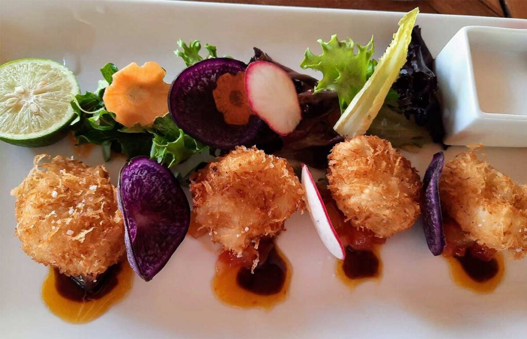 Très appétissant repas servi au Titiraina Restaurant à Tahaa, avec vue imprenable sur le lagon