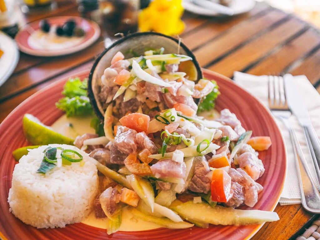Le poisson cru au lait de coco est un des des plats traditionnels polynésiens dans une ambiance locale et conviviale en Polynésie française.