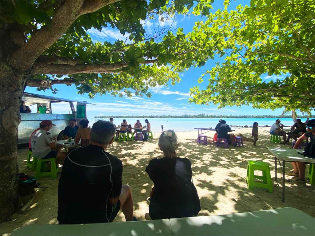 Roulotte Mariana Grill à Maupiti, spécialisée dans les grillades polynésiennes dans une atmosphère décontractée.