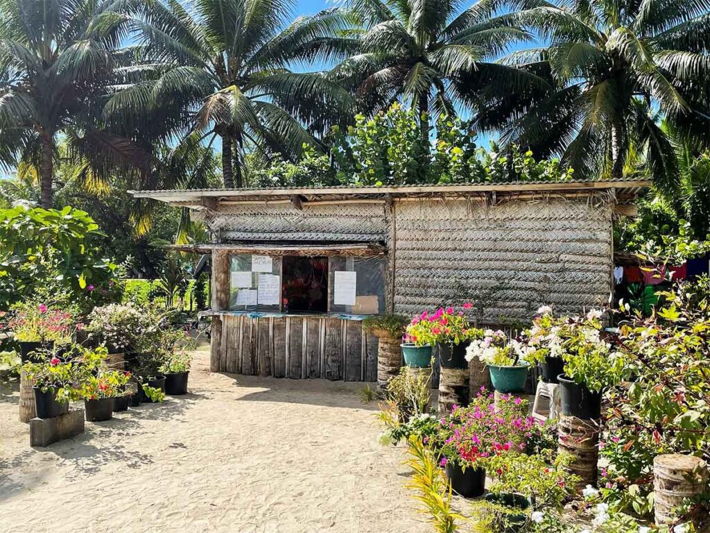 Terrasse du Snack Chez Mimi à Maupiti, lieu convivial pour déguster des plats polynésiens faits maison.