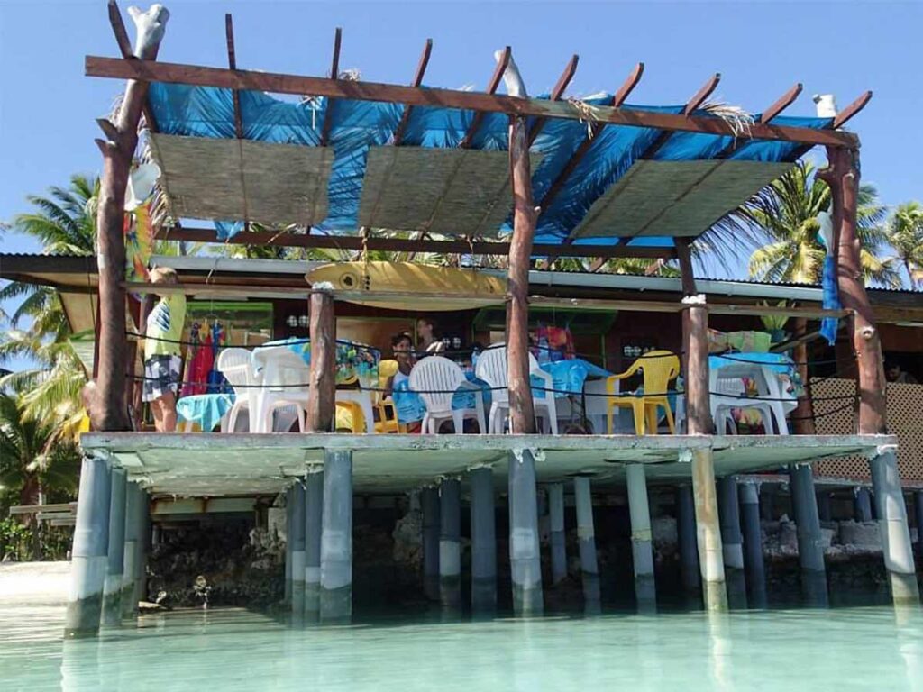 Terrasse en bois sur pilotis du Snack Kori Kori à Fakarava, avec vue panoramique sur le lagon turquoise.