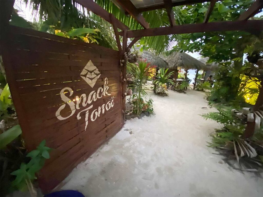 Le Snack Tonoi, une halte populaire pour déguster des spécialités locales à Raiatea.