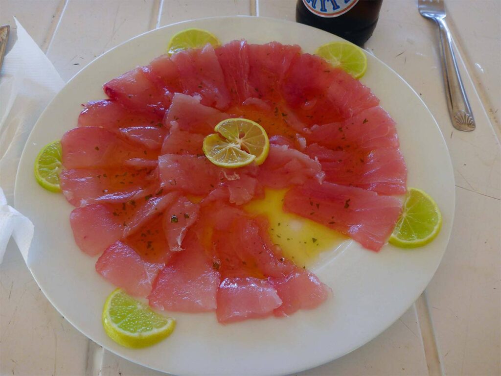 Carpaccio de thon frais au Tarona Restaurant à Maupiti, une assiette raffinée aux saveurs polynésiennes.
