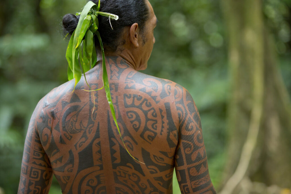 Le tatouage polynésien est un symbole de l'identité polynésienne