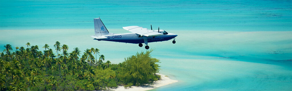 Avion Air Tetiaroa survolant le lagon turquoise de Tetiaroa en Polynésie française
