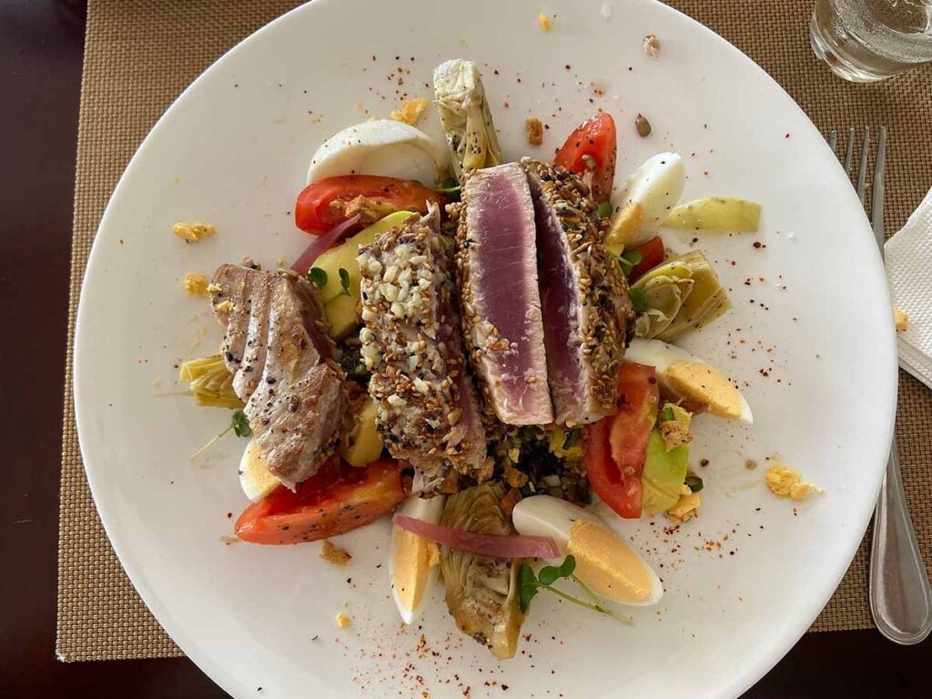 Assiette élégante servie au restaurant de la Villa Ixora à Raiatea, alliant cuisine locale et touche française.